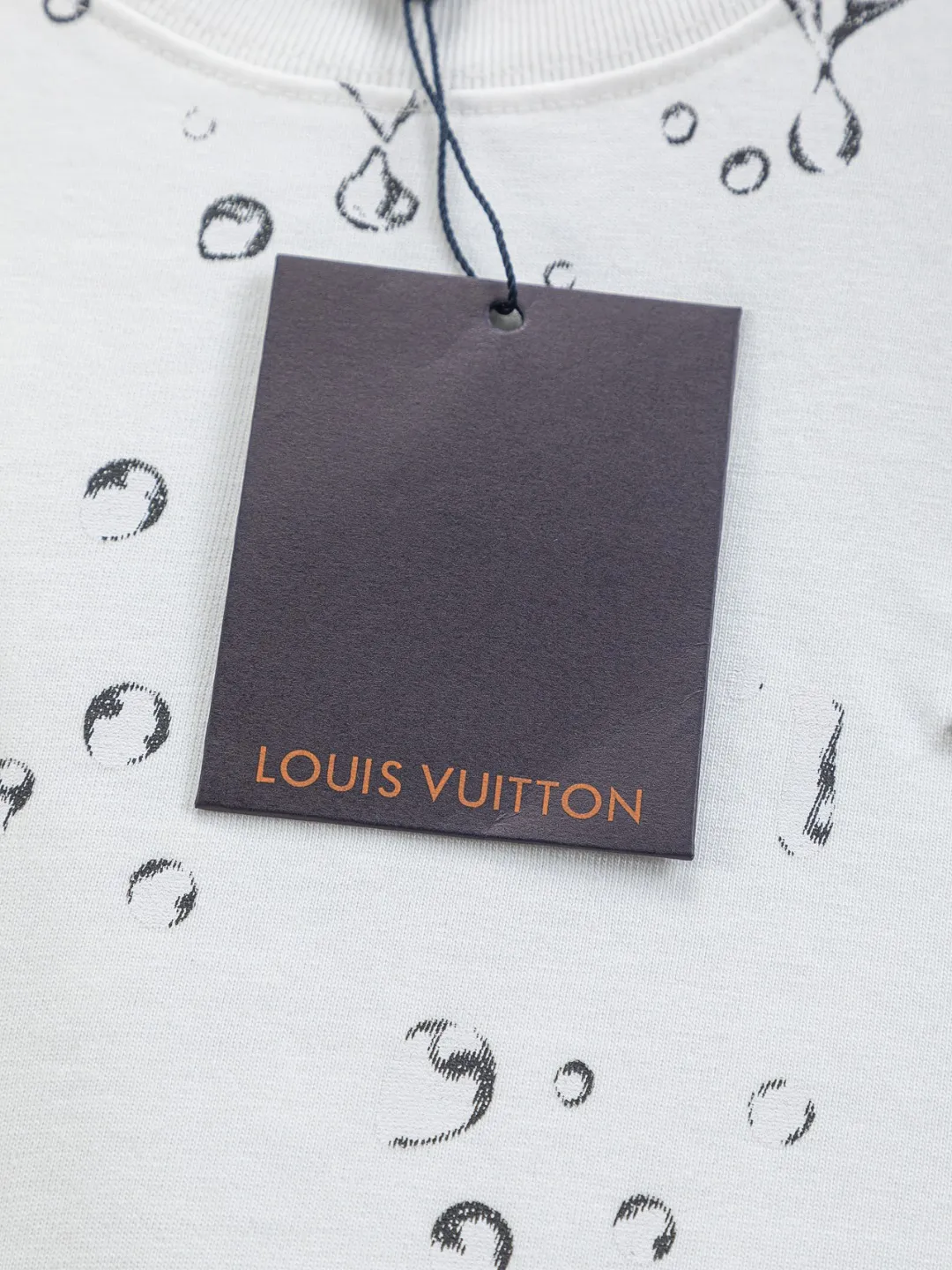 🅿️200 Louis Vuitton 1V LV lv slightly wide version S-XL LV 26ss new products are available at counters simultaneously. Multiple craftsmanship. Gold thread jacquard checkerboard letters on the chest🪡 embroidery. Round neck short-sleeved T-shirt, same style for men and women! Consigned to one-to-one creation. Synchronized with the official website, pure cotton fabrics at the counter! It is close to the skin and comfortable, durable and easy to wear. It has a classic and simple logo design and meticulous original craftsmanship. Short-sleeves, a must-have item for men, do not appear to be the same for the general public, but must be unique and eye-catching. This LV short-sleeve is all about quality, comfort, the same shape and fashion as always, including fabrics and cutting techniques. All of them have been made with great effort! 320 grams of washed pure cotton fabric, pure cotton is breathable, very refreshing and comfortable for daily wear. The rib knitting on the neckline is smooth and tight, and the neckline will not be skewed if you toss it at will. The loose version, you will find that it looks really good on the upper body. The overall is minimalist and neat, super versatile for daily use! Pair it casually with a pair of pants for a youthful look. A T-shirt will make your outfit crazy. It is a fashionable item that can never go wrong! Color: Black White Size: S-XL Size chart: S: Shoulder width 50-Bust 56-Length 70 M: Shoulder width 52-Bust 57-Length 72 L: Shoulder width 54-Bust 59-Length 74 XL: Shoulder width 56-Bust 62-Length 76